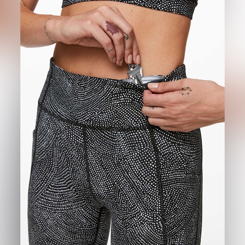 Lululemon Time To Sweat Crop in Free Spirit Alpine White Black - Size 8 - Picture 7 of 11